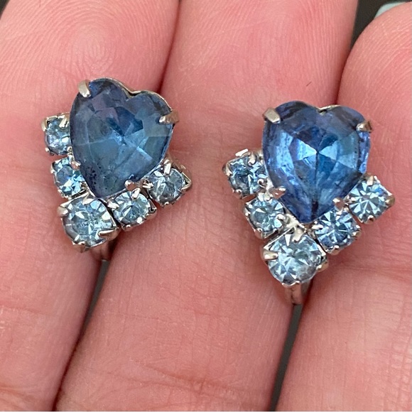 Vintage Unsigned Blue Topaz Heart-shaped Rhinestones Screw Back Earrings - Picture 4 of 10